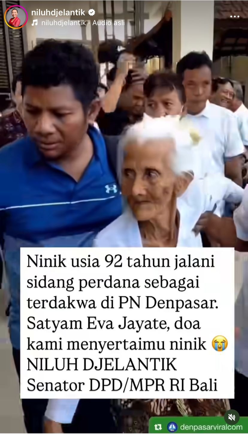 SIDANG: Nenek usia 92 tahun mengenakan pakaian khas Bali tertatih-tatih jalani siding di PN Denpasar terkait kasus pemalsuan.