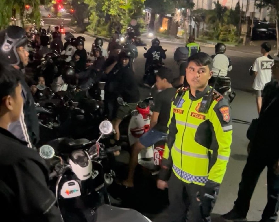 Patroli yang dilakukan petugas kepolisiandi depan Kantor Bupati Jembrana, Sabtu (17/5).