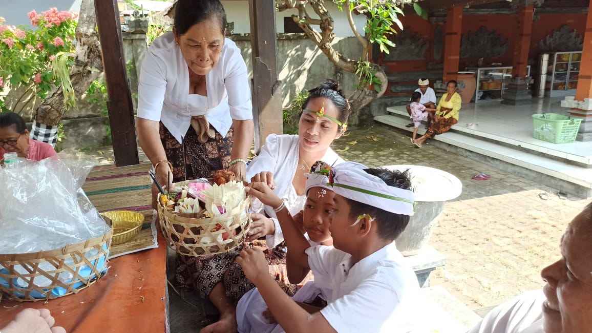 Upacara Otonan setiap enam bulan sekali adalah cara mendekatkan diri dengan saudara Kanda Pat