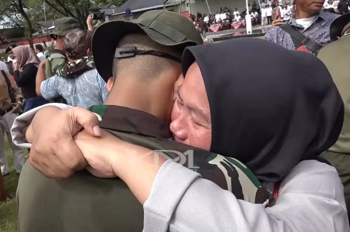 Gubernur Jawa Barat Dedi Mulyadi memperlihatkan momen haru anak memeluk orang tua usai pelatihan di Menarmed 1/Sthira Yudha Kostrad; (Youtube Kang Dedi Mulyadi Channel)