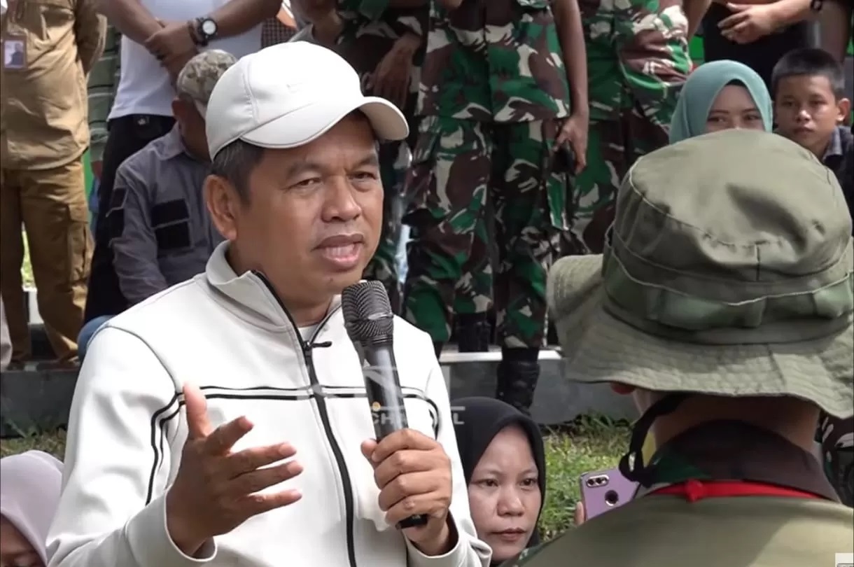 Gubernur Jabar Dedi Mulyadi menyampaikan pesan untuk para siswa usai menjalani pendidikan di Resimen Artileri Medan (Menarmed) 1/Sthira Yudha Kostrad di Purwakarta. (YouTube Dedi Mulyadi Channel)