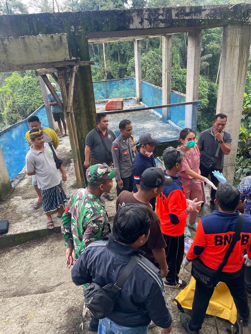 Petugas gabungan mengevakuasi pekerja bangunan di proyek pembangunan villa di Banjar Sebali, Desa Adat Sebali, Keliki, Tegallalang, Gianyar, Senin (19/5).