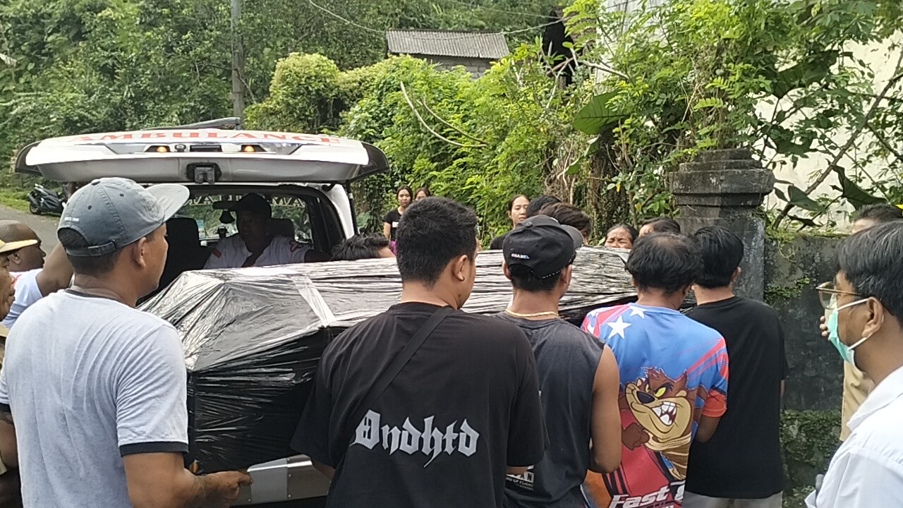 PULANG: Kedatangan jenasah I Komang Adi Kristina dirumah duka di Banjar Sekar Kejula, Desa Yehembang Kauh, Kecamatan Mendoyo, Kabupaten Jembrana, Senin (19/5/2025).