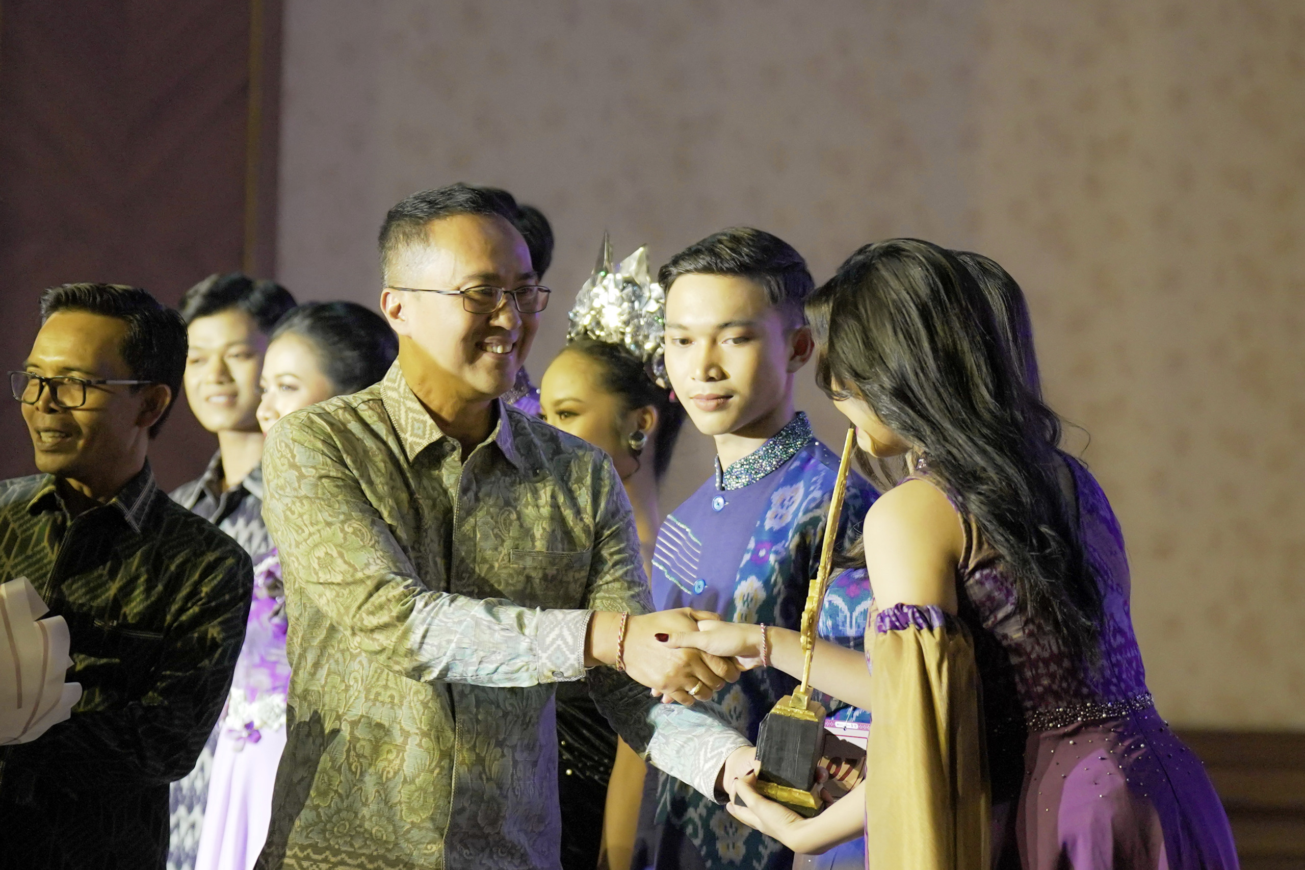PEMILIHAN: Sekda Surya Suamba membuka Fashion Show serangkaian Pemilihan Duta Pariwisata Jegeg Bagus Badung tahun 2025 di Ruang Kertha Gosana, Puspem Badung, Minggu (18/5).