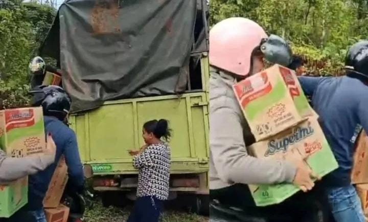 Terlihat sejumlah warga menjarah muatan mie truk yang alami kecelakaan