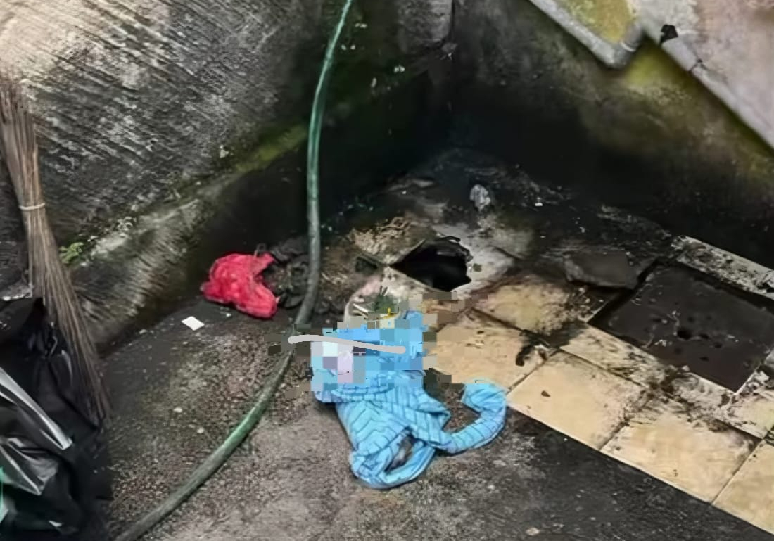 Bayi diduga hasil aborsi berselimutkan kain garis-garis warna biru.