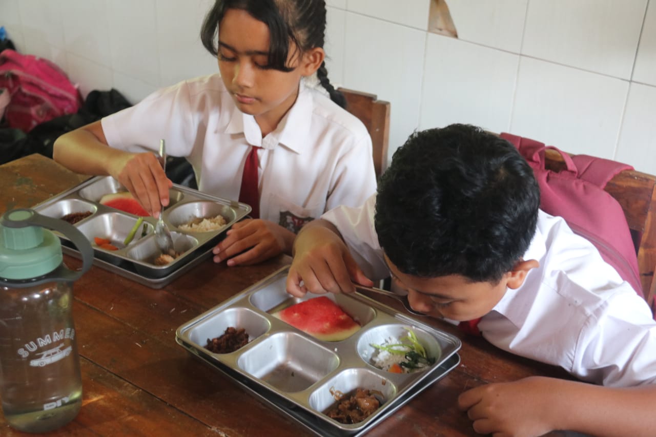 Penerapan program Makan Bergizi Gratis di Kecamatan Banjar, Buleleng untuk siswa TK, SD, SMP hingga SMA.