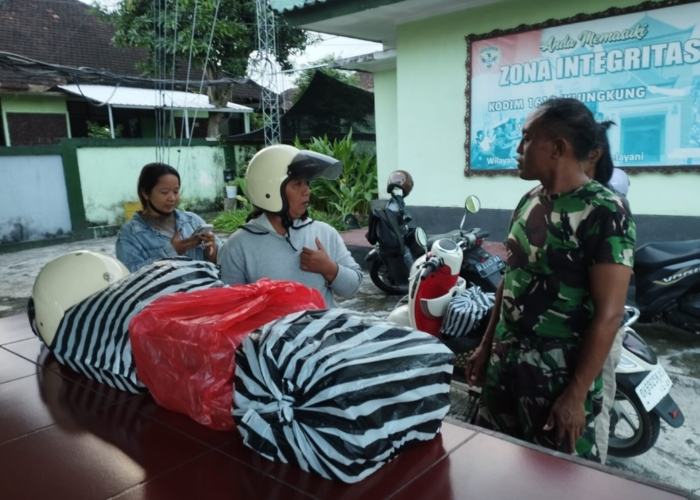 TERTIPU : Pedagang sate asal Gianyar saat mengantar pesanan yang ternyata fiktif ke Kodim Klungkung.