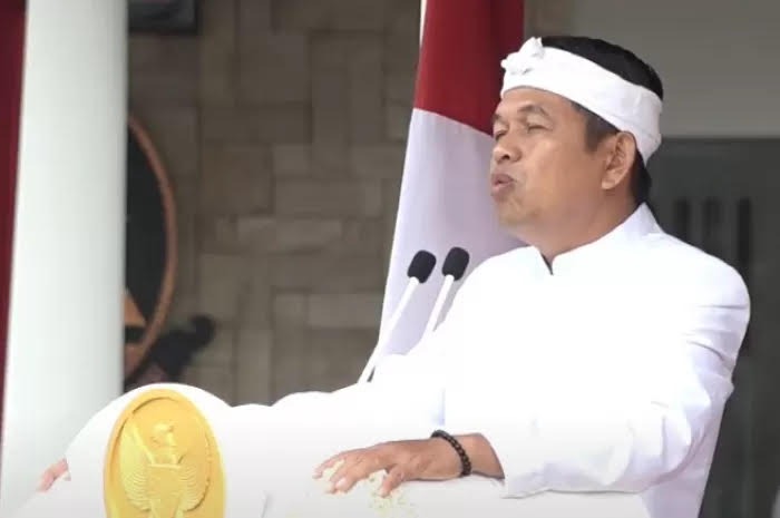 KDM: Gubernur Jawa Barat Dedi Mulyadi menjelaskan perkembangan siswa hasil pembinaan di Dodik Bela Negara Rindam III Siliwangi.