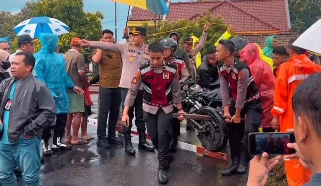 EVAKUASI: Evakuasi korban laka pengendara sepeda motor oleh Polres Magetan.