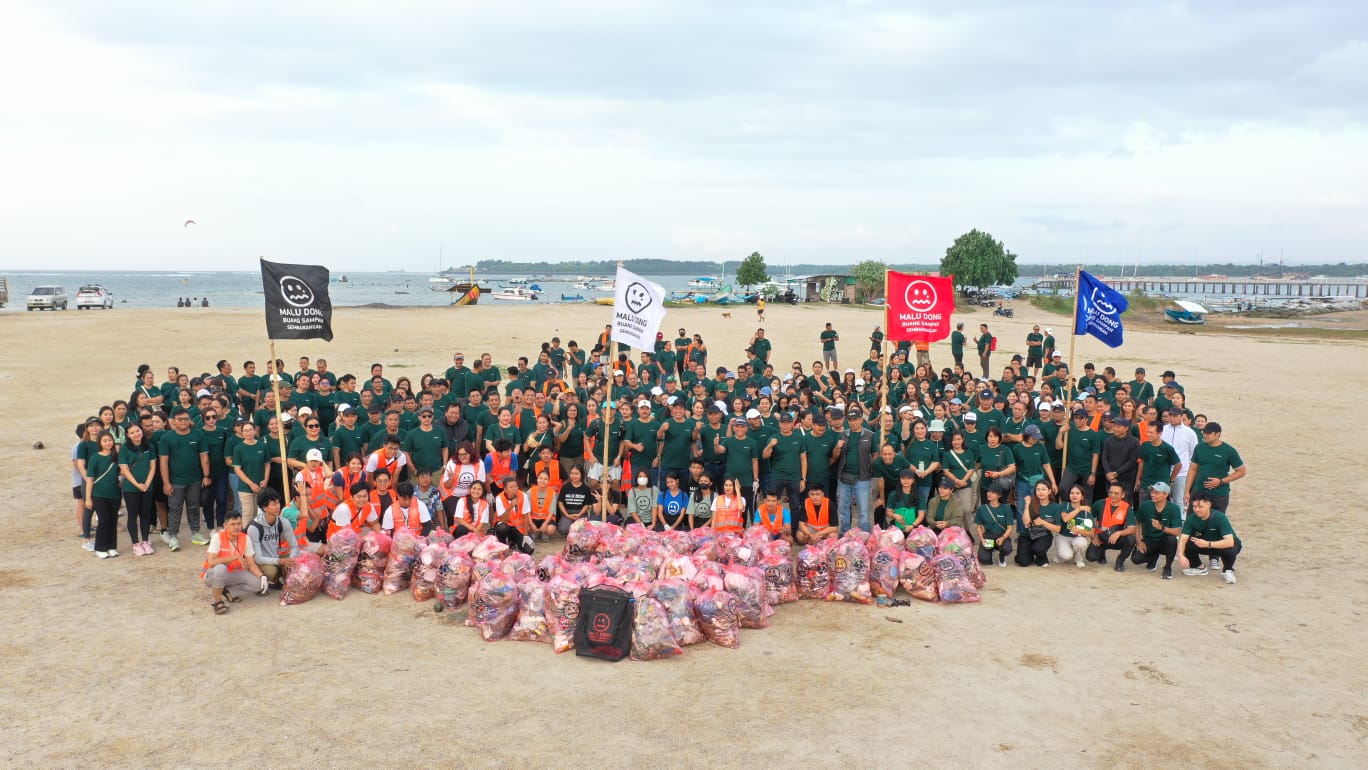 Bank BPD Bali menggelar aksi bersih-bersih serangkai HUT tahun 2025.