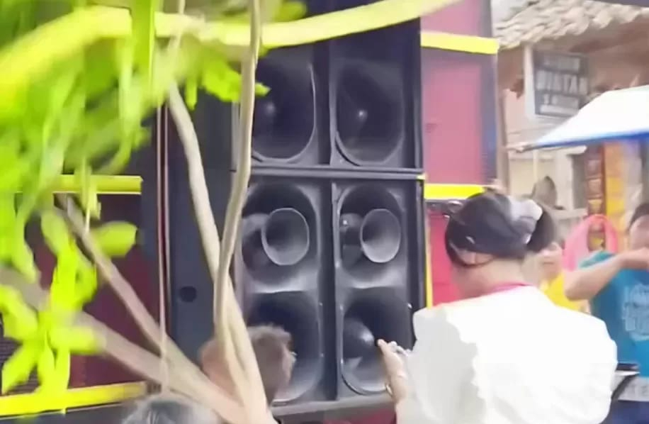 Beredar video detik-detik sound horeg jatuh dan timpa sejumlah remaja dan anak-anak