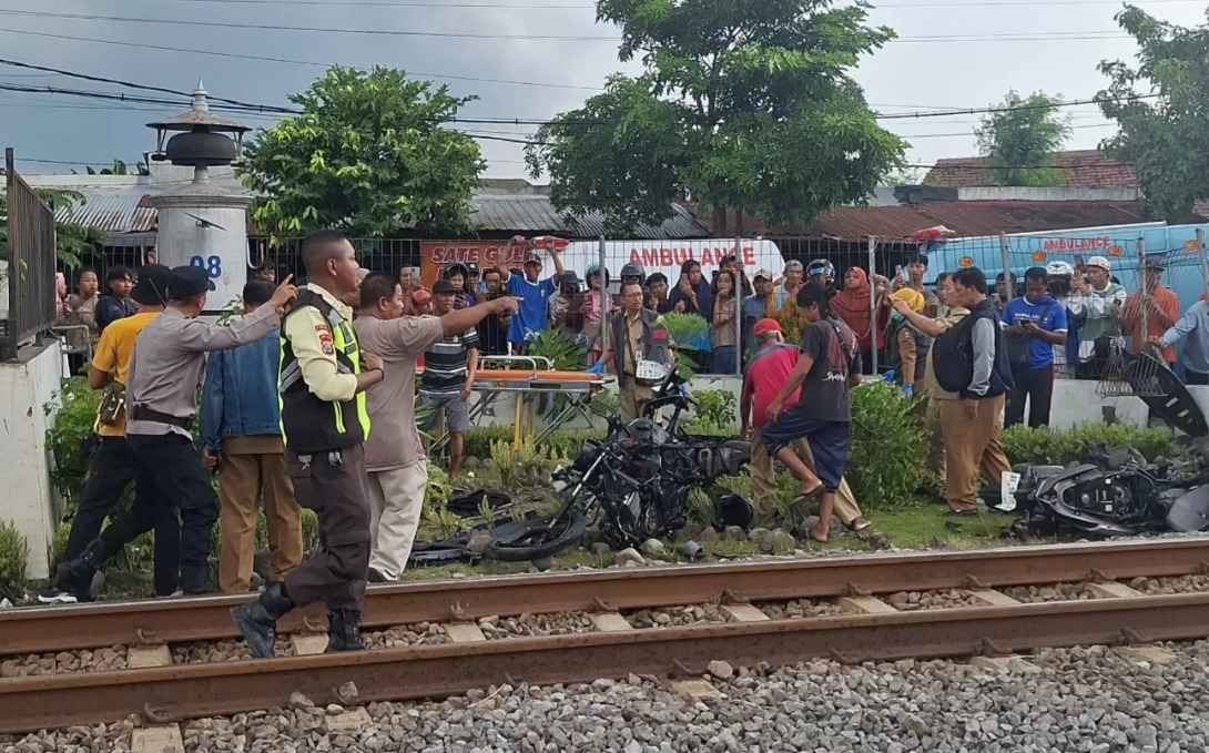 Kecelakaan Maut di Perlintasan Kereta Magetan, Empat Tewas Dihantam KA Malioboro Ekspres