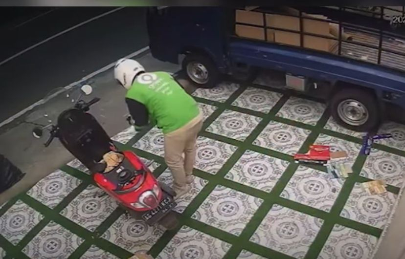 Driver Ojek Online Bakar Mobil Pikap di Kota Blitar, Terekam CCTV