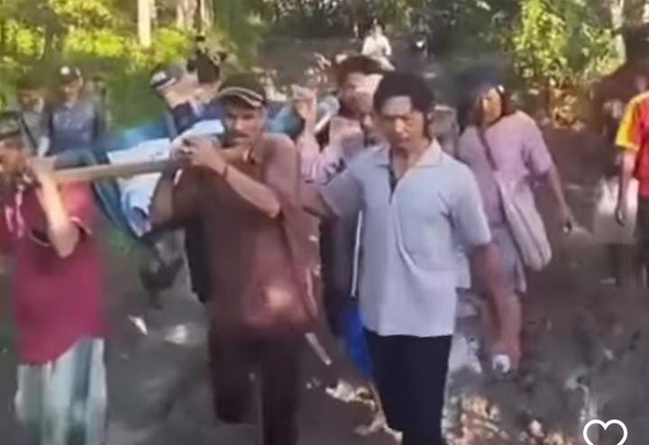 Seorang ibu hamil ditandu saat hendak melahirkan di Cianjur