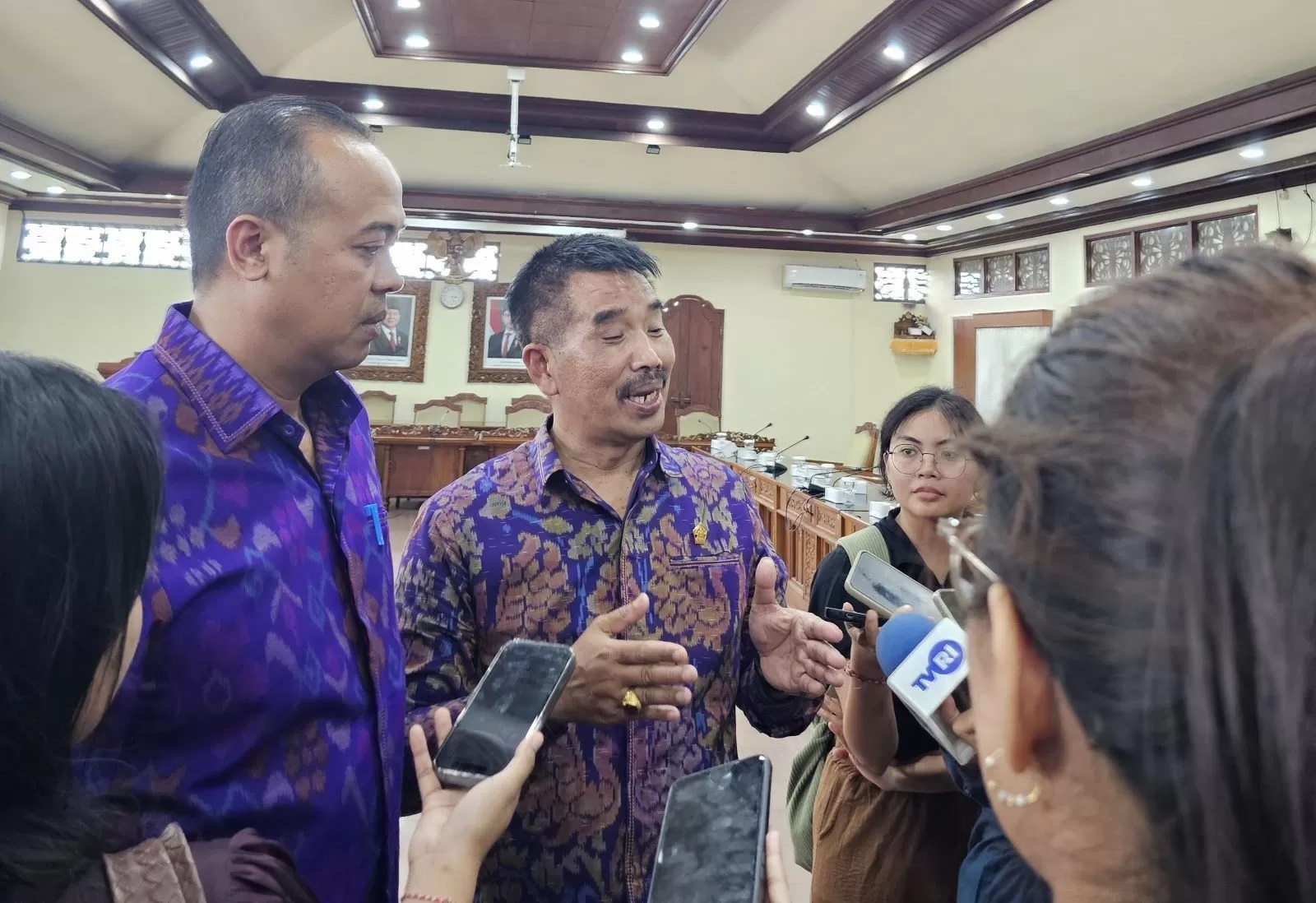 TINDAK TEGAS!: Ketua Komisi I DPRD Bali I Nyoman Budiutama memimpin rapat koordinasi pelanggaran tata ruang di kawasan pesisir pantai di Badung Senin (19/5/2025). (NI KADEK NOVI FEBRIANI/radarbali.id)