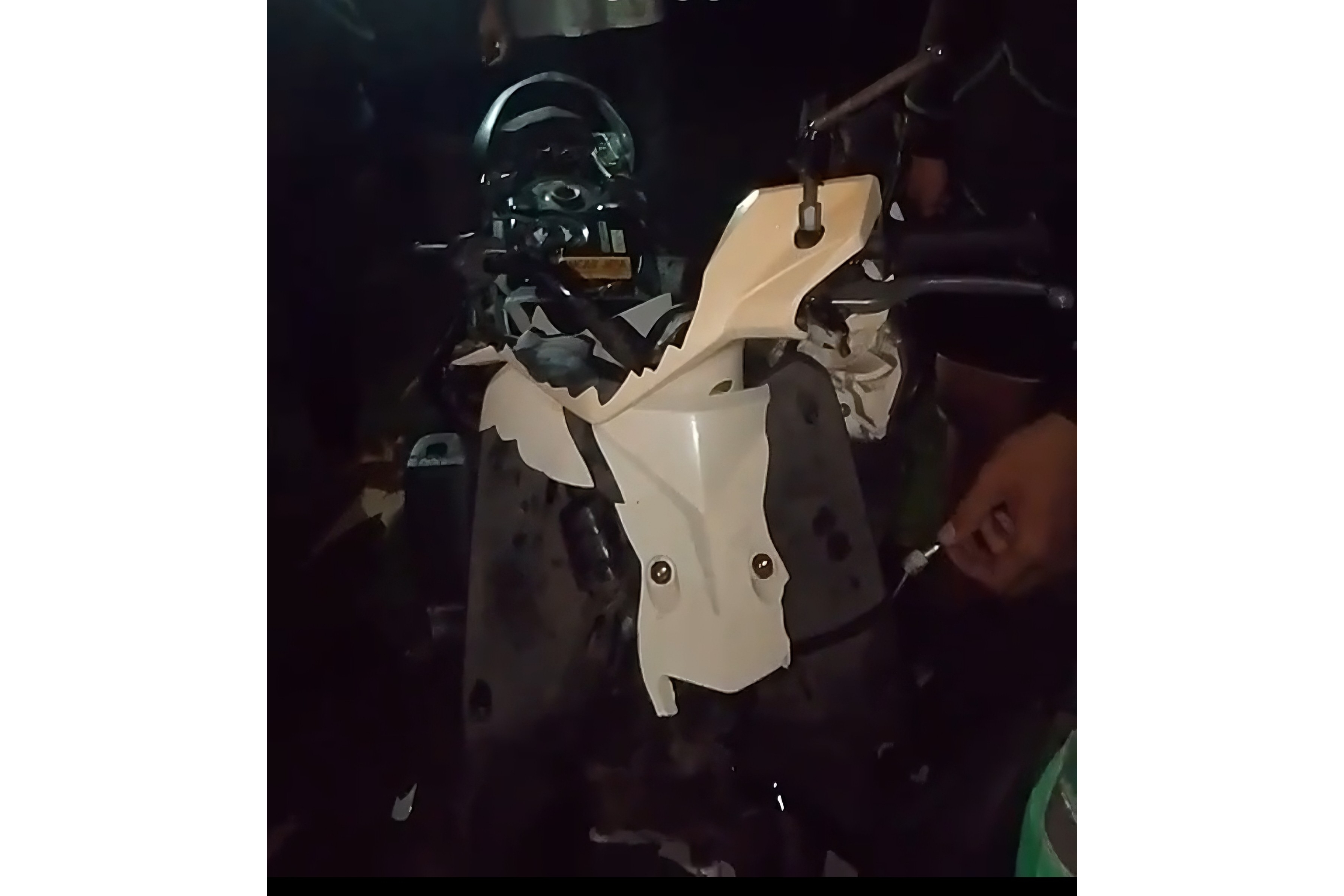 Tangkapan layar motor pelaku pengeroyokan yang hancur diamuk massa. (Tiktok @koclokren5677)