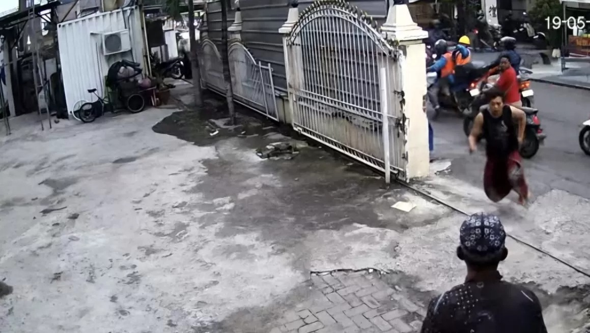 TEREKAM : Rekaman CCTV jelas memperlihatkan pelaku pembacokan mengejar korban di belakang masjid Jalan Kedinding Lor, Surabaya.
