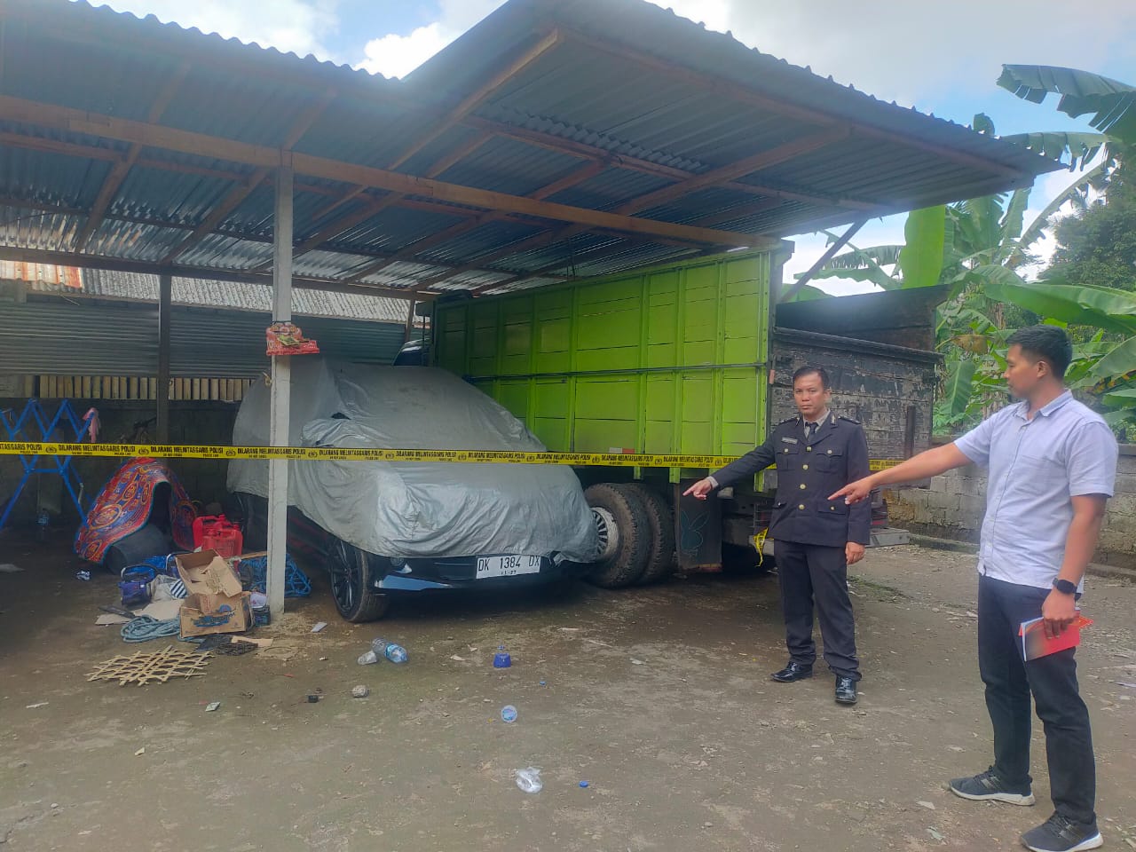 TKP&nbsp;pencurian&nbsp;sepeda motor&nbsp;di garasi&nbsp;I Komang Punduh,&nbsp;warga&nbsp;Banjar Pulasari Kawan, Desa Persiapan Pulasari, Kecamatan Tembuku, Bangli, dipasangi garis polisi, Selasa (20/5/2025).