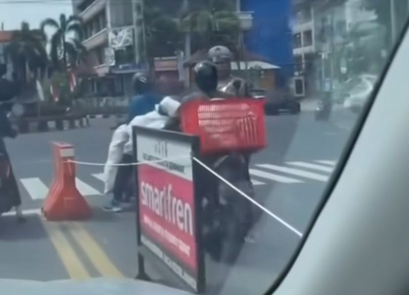 Petugas Satlantas Polresta Denpasar Tindak Pengendara yang Melanggar Rambu di Simpang Cokro-Gatsu