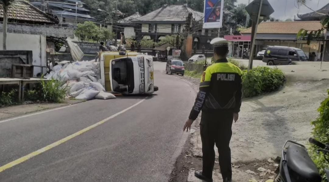 Truk Muat Pupuk Terguling di Jalan Penelokan, Polsek Kintamani Sigap Evakuasi dan Atur Lalu Lintas