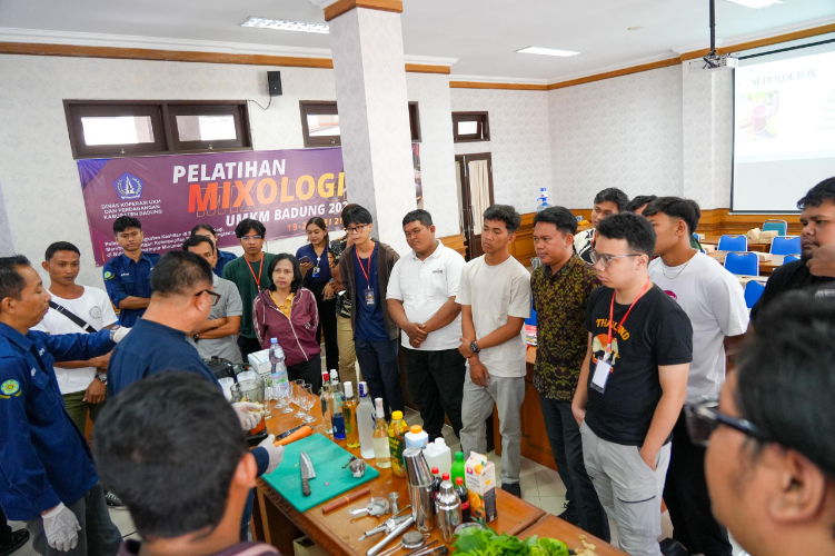 PELATIHAN: DiskopUKMP Badung saat menggelar pelatihan mixologi kepada UMKM di Ruang Rapat Cempaka, Senin (19/5).