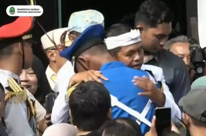 Momen harus sejumlah siswa memeluk Gubernur KDM usai Pendidikan di Barak Militer