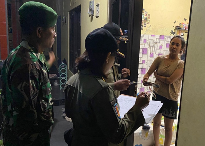 SIDAK : Satuan Polisi Pamong Praja (Satpol PP) Kabupaten Klungkung menggelar inspeksi mendadak (sidak) terhadap penduduk non permanen atau penduduk pendatang (duktang).
