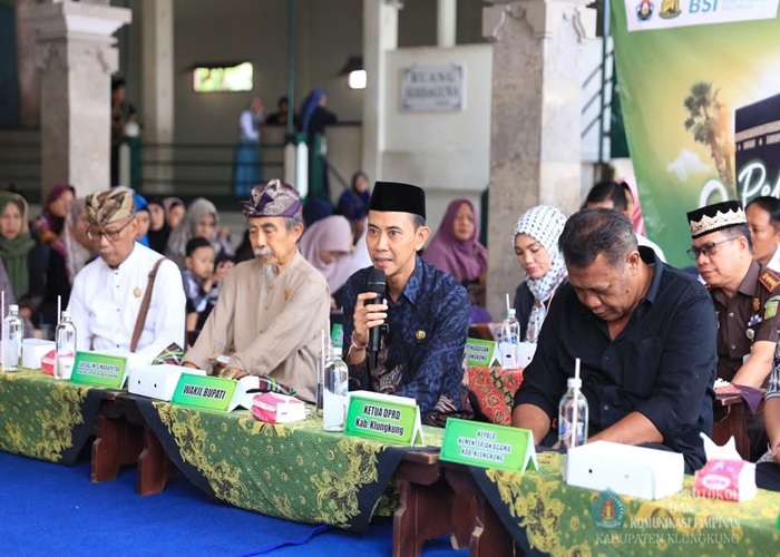 DILEPAS : Wakil Bupati Klungkung, Tjokorda Gde Surya Putra, mewakili Bupati Klungkung, melepas jemaah haji di halaman Masjid Nurul Huda, Desa Kampung Gelgel, Rabu (21/5/2025).