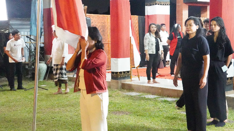 ⁠ Pembukaan Rumah Kebangsaan Festival ditandai dengan Ratusan Anak Muda Nusantara Cium Bendera Merah Putih