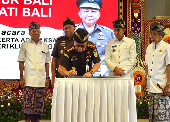 RESMI : Gubernur Bali Wayan Koster bersama (Kajati) Bali Ketut Sumedana, Kajari Klungkung dan Bupati Klungkung I Made Satria meresmikan Bale Kertha Adhyaksa secara serentak di Kabupaten Klungkung.