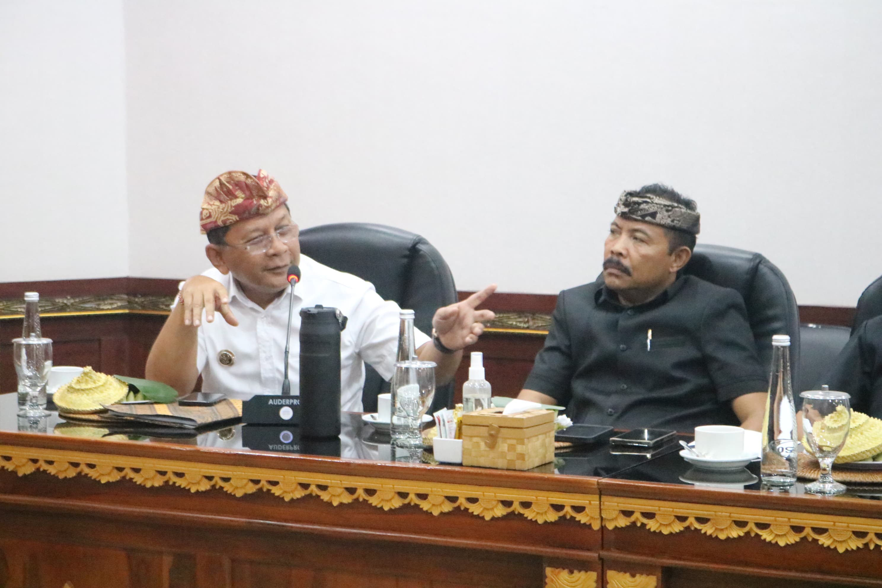 Bupati Buleleng, Nyoman Sutjidra (kiri) didampingi Ketua DPRD Buleleng, Ketut Ngurah Arya (kanan).