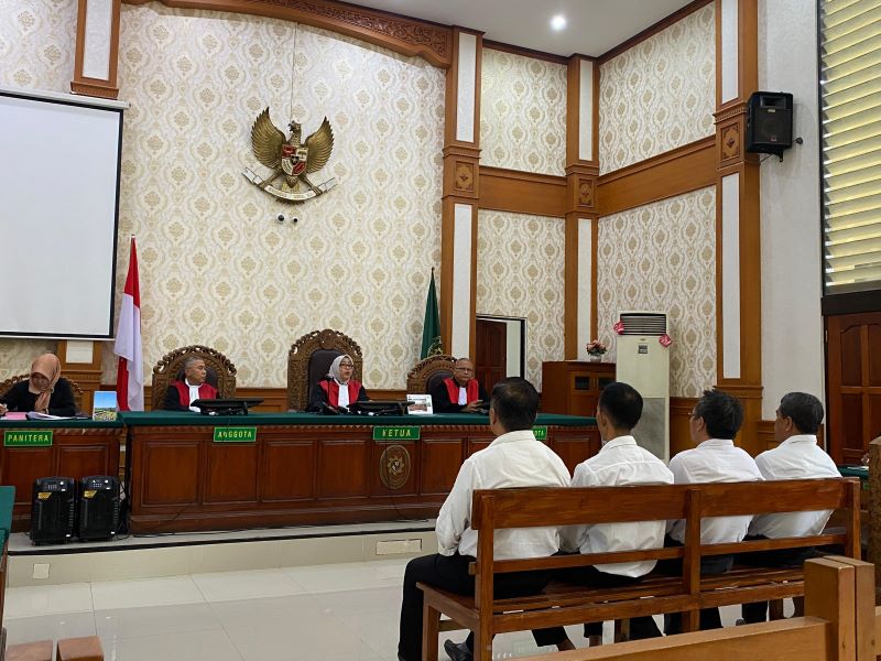 Empat terdakwa kasus korupsi Dana Bergulir UEP Kecamatan Kerambitan, Tabanan, Bali, saat sidang menjalani sidang vonis di Pengadilan Tipikor Denpasar, Rabu (21/5/2025).
