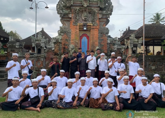 PEMBINAAN : Wakil Bupati Klungkung Tjokorda Gde Surya Putra hadir dalam kegiatan pembinaan tingkat Provinsi Bali yang digelar di Pura Desa Bale Agung, Rabu (21/5/2025).