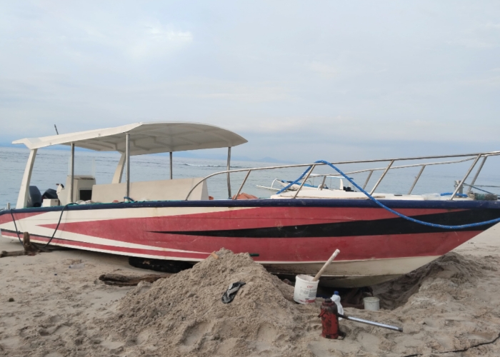 HILANG:Sebuah speedboat dilaporkan hilang saat disandarkan di perairan depan restoran Uncle Jo, Banjar Nyuh, Desa Ped, Kecamatan Nusa Penida, Rabu (21/5/2025) malam.