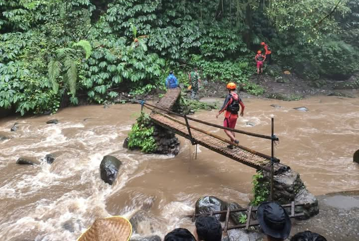 Pencarian Pegawai Kominfo Badung Terseret Arus di Air Terjun Nungnung