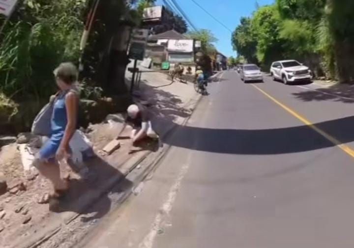 Seorang WNA terjatuh karena trotoar rusak di Ubud
