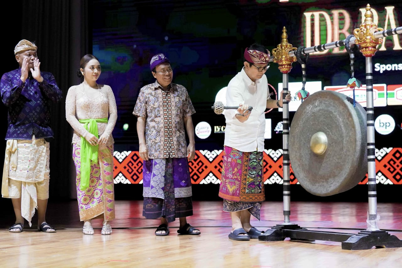 Bupati Wayan Adi Arnawa saat membuka Grand Final Pemilihan Truna Truni Kampus IDB Bali tahun 2025, di Balai Budaya Giri Nata Mandala, Puspem Badung, Kamis (22/5).