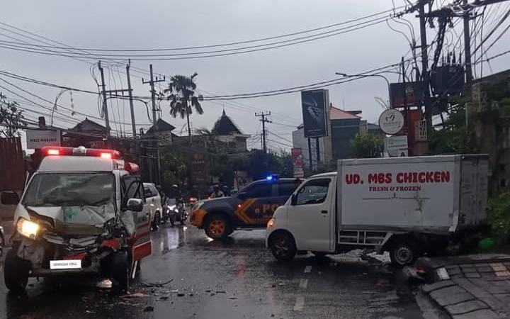 Mimih! Ambulans Tabrakan dengan Mobil Box di Teuku Umar Denpasar