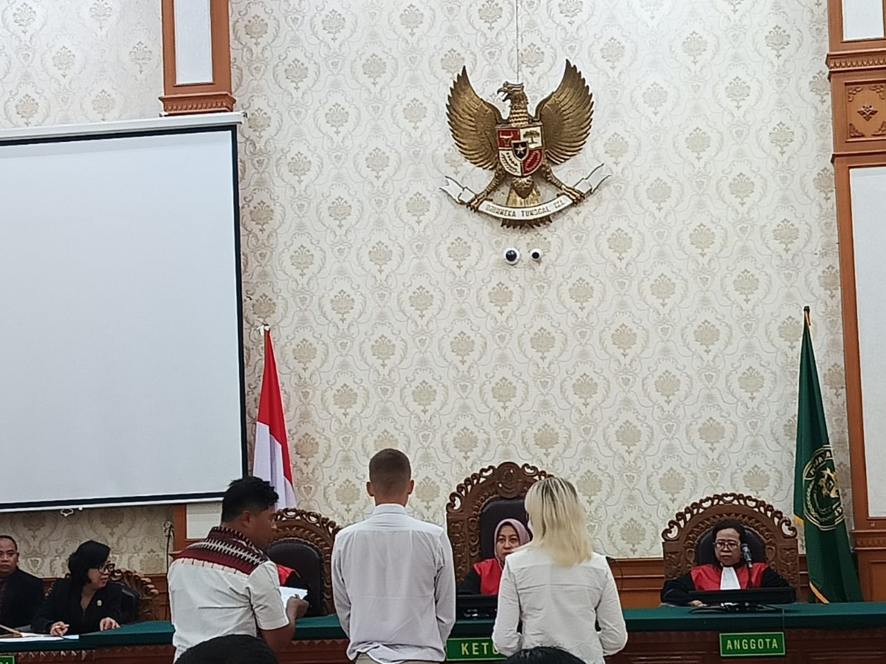 Terdakwa Anastasiia Koveziuk dan Maxsim Tokarev (kemeja putih polos) di Pengadilan Negeri Denpasar. (Bali Express/Istimewa)