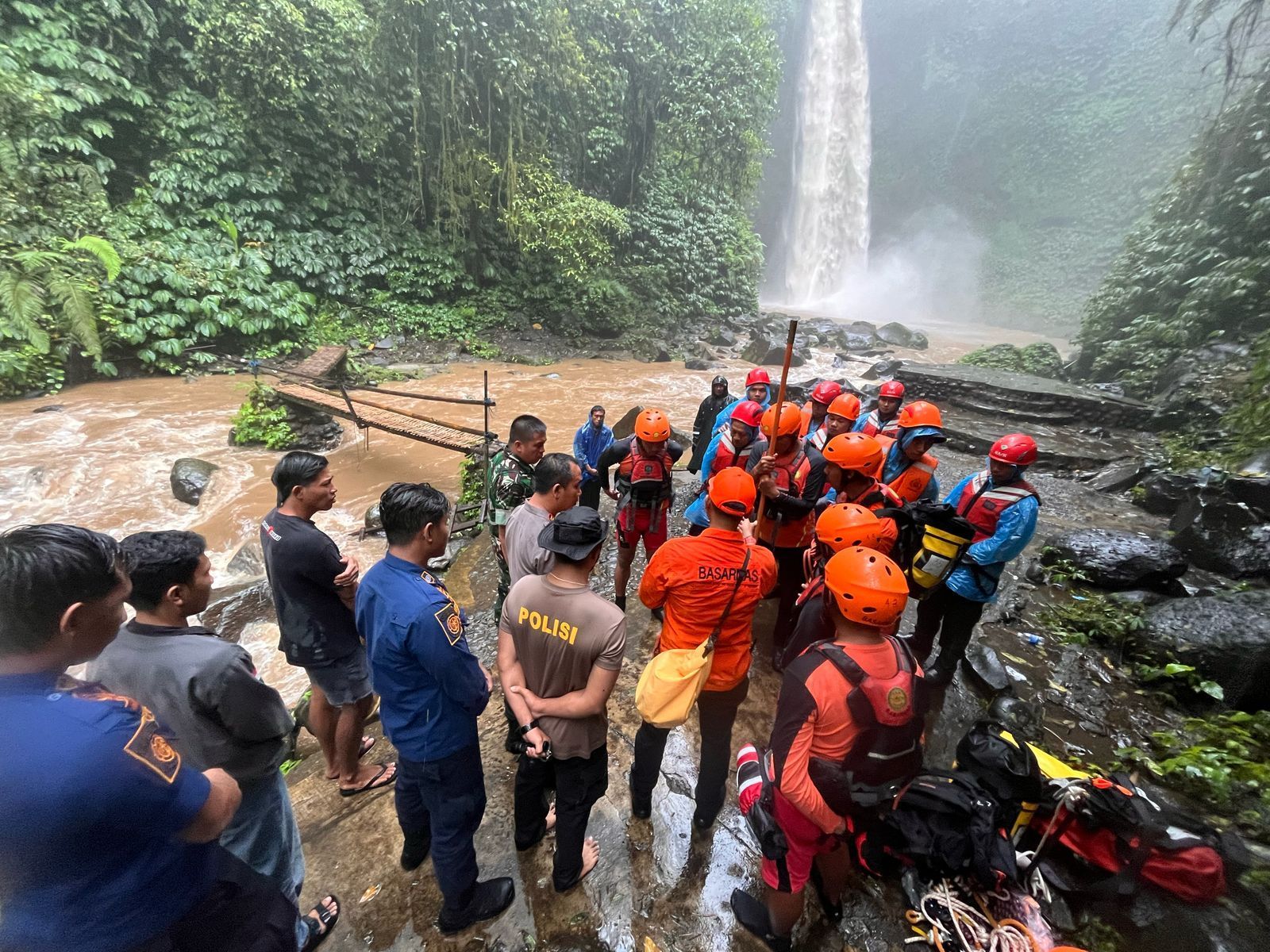 Pencarian Korban Terseret Arus di Air Terjun Nungnung
