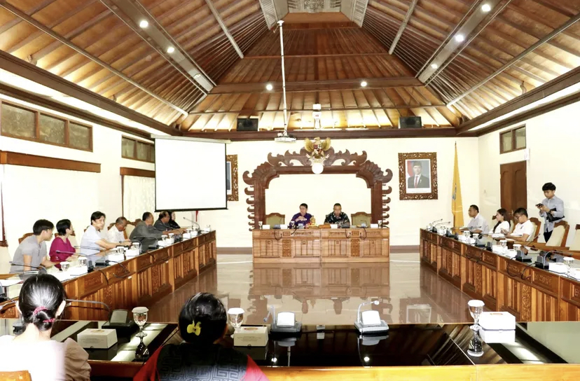 AUDIENSI: Komisi IV DPRD Provinsi Bali yang dipimpin oleh Nyoman Suwirta menerima audiensi dari sejumlah orang tua dan atlet cabang olahraga bulutangkis di Ruang Rapat Komisi IV, Jumat (23/5)