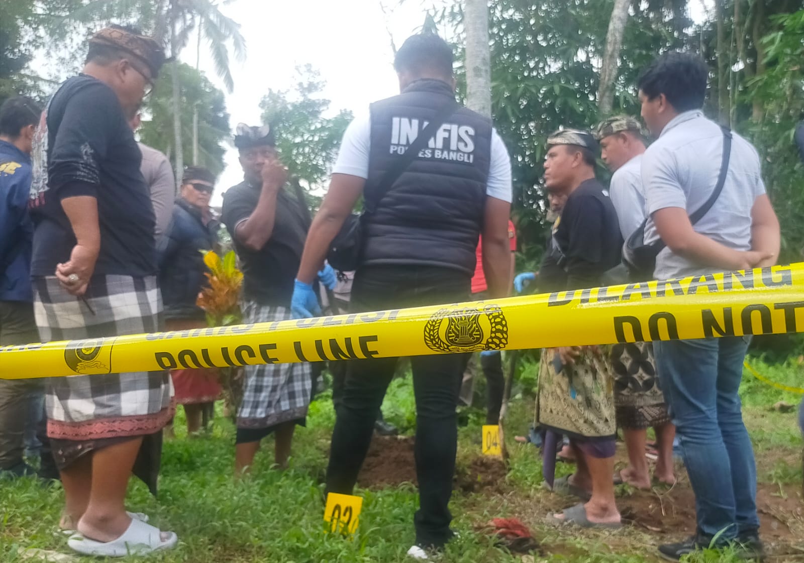Polisi olah TKP penggalian kuburan di Desa Adat Demulih, Kecamatan Susut, Bangli, , Selasa (20/5/2025).