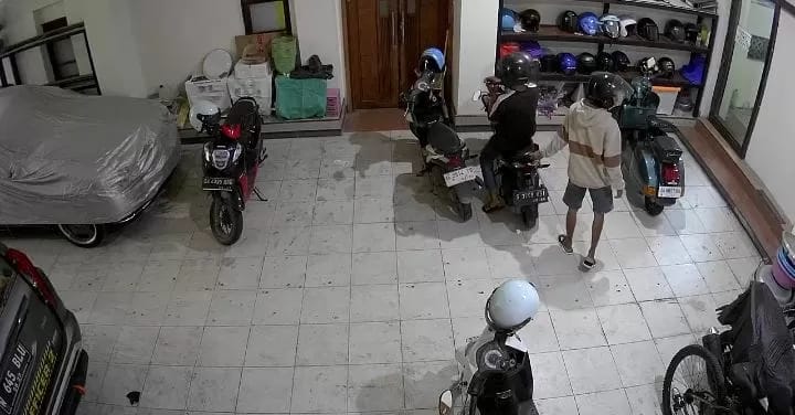 ua pencuri motor nekat masuk ke parkiran kos-kosan di Tambakoso, Waru, Sidoarjo.