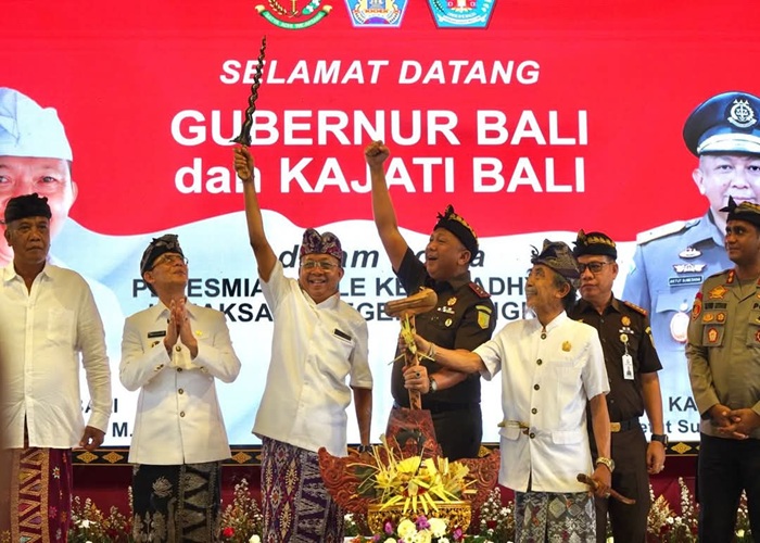 RJ : Kajati Bali Ketut Sumedana saat meresmikan Bale Kertha Adhyaksa di Balai Budaya Ida Dewa Agung Istri Kanya, Klungkung, Kamis (22/5/2025)
