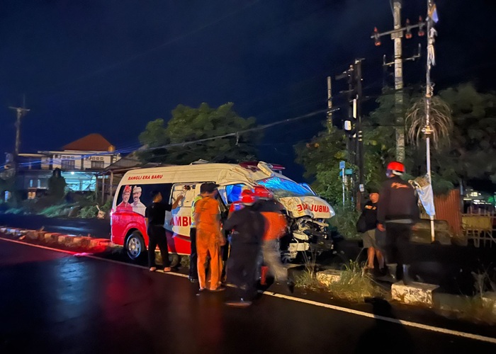 LAKA : ambulans milik RSU Bangli mengalami laka lantas di Jalan Bypass Ida Bagus Mantra, tepatnya di wilayah Ketewel, Kecamatan Sukawati, Kabupaten Gianyar, Jumat (23/5/2025) dini hari.