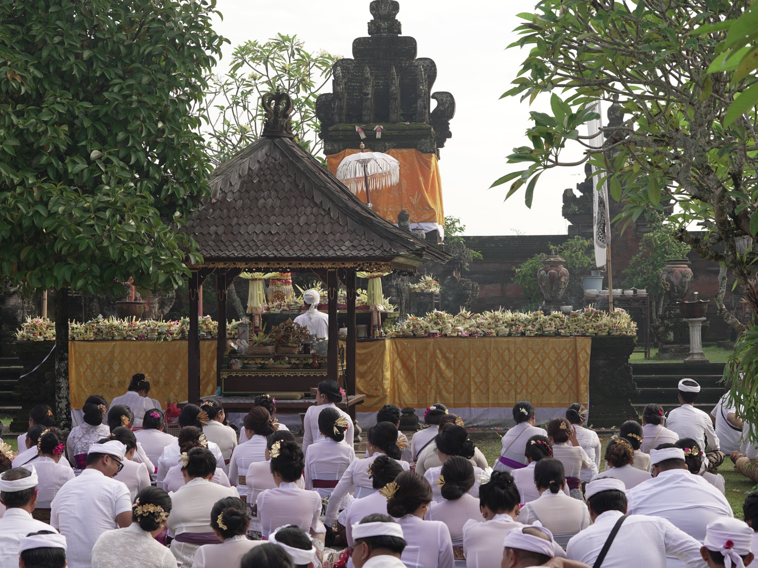 Prosesi Mejaya-jaya yang diikuti ribuan ASN di Pura Lingga Bhuana, Puspem Badung, Jumat (23/5).