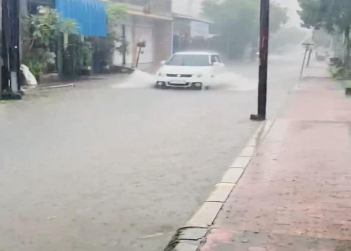 Ruas jalan di Bali saat terjadi banjir