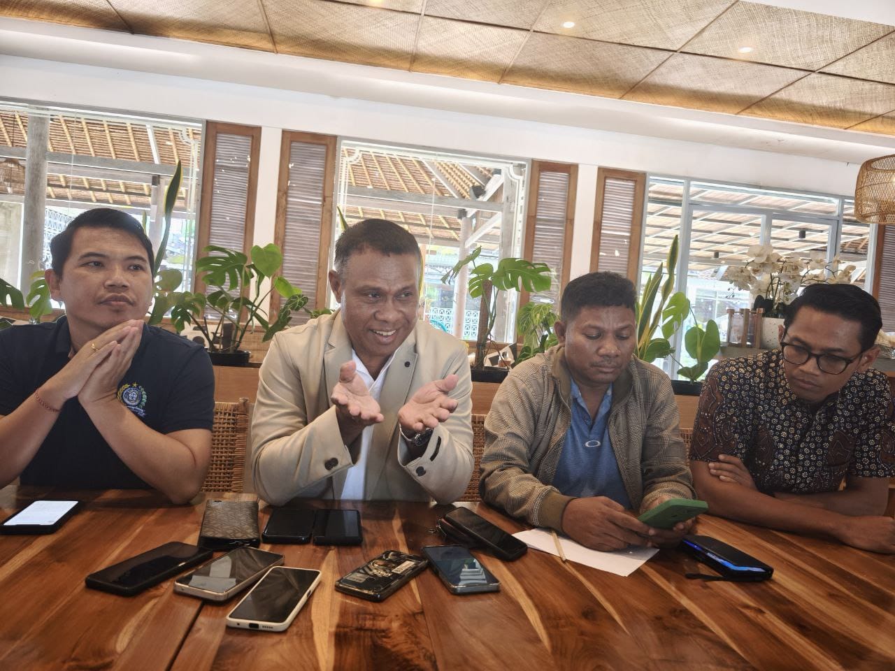 Tim Kuasa Hukum 17 terdakwa kasus pemalsuan silsilah dan pengaburan asal-usul. (Bali Express/Istimewa)