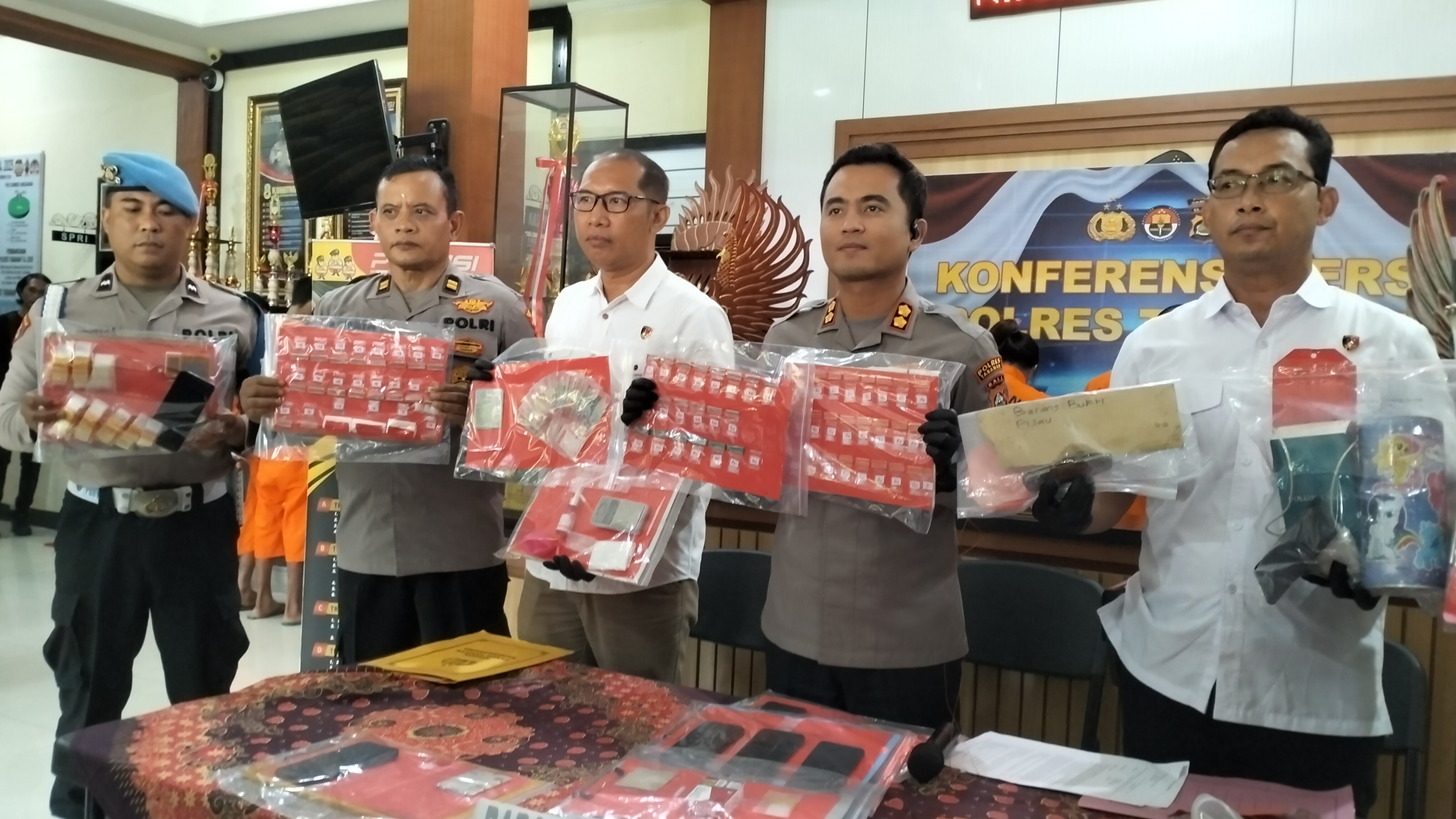 Kapolres Tabanan AKBP Chandra Citra Kesuma didampingi Kasat Narkoba AKP I Kadek Darmawan memperlihatkan barang bukti narkoba yang berhasil diamankan selama bulan April-Mei 2025.